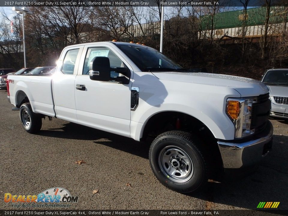 2017 Ford F250 Super Duty XL SuperCab 4x4 Oxford White / Medium Earth Gray Photo #9