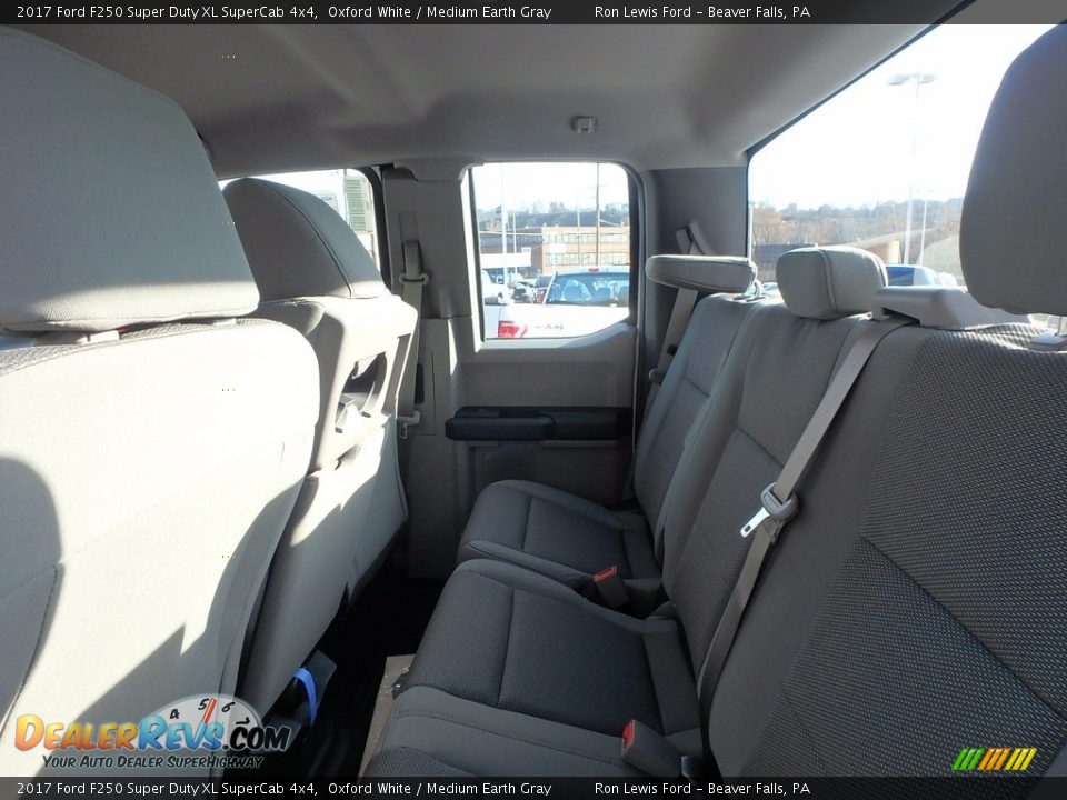 2017 Ford F250 Super Duty XL SuperCab 4x4 Oxford White / Medium Earth Gray Photo #12