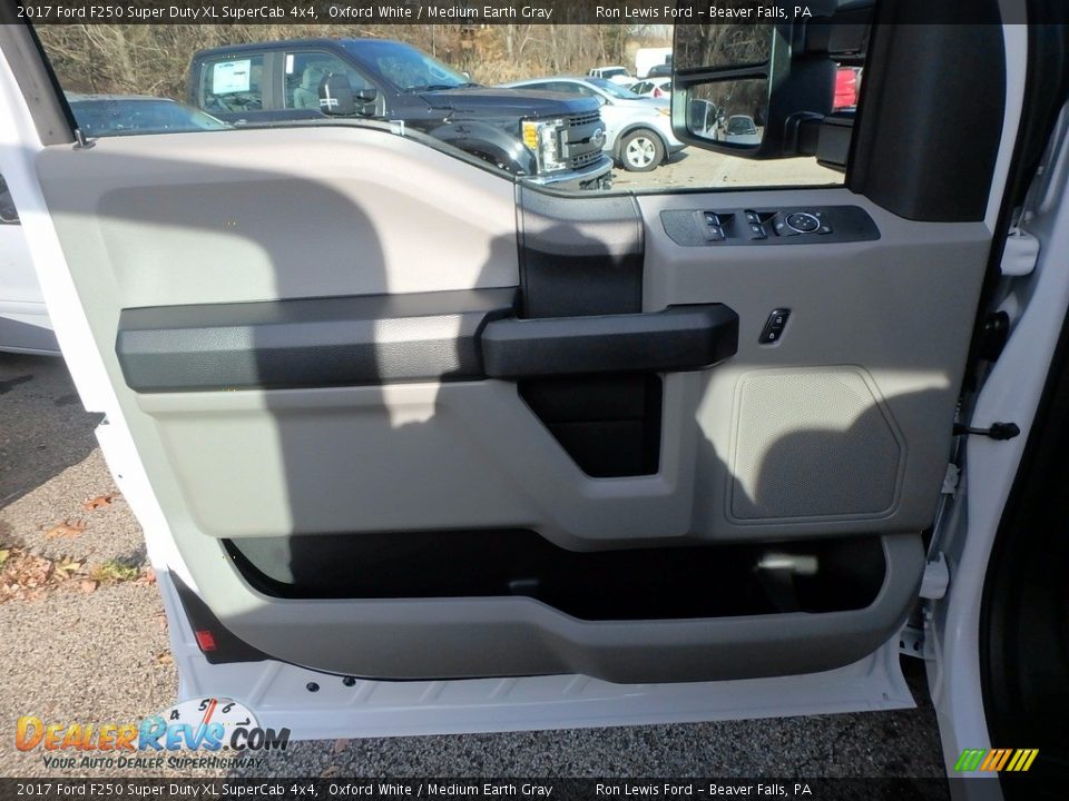 2017 Ford F250 Super Duty XL SuperCab 4x4 Oxford White / Medium Earth Gray Photo #14