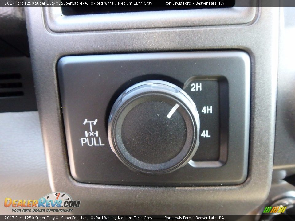 2017 Ford F250 Super Duty XL SuperCab 4x4 Oxford White / Medium Earth Gray Photo #18