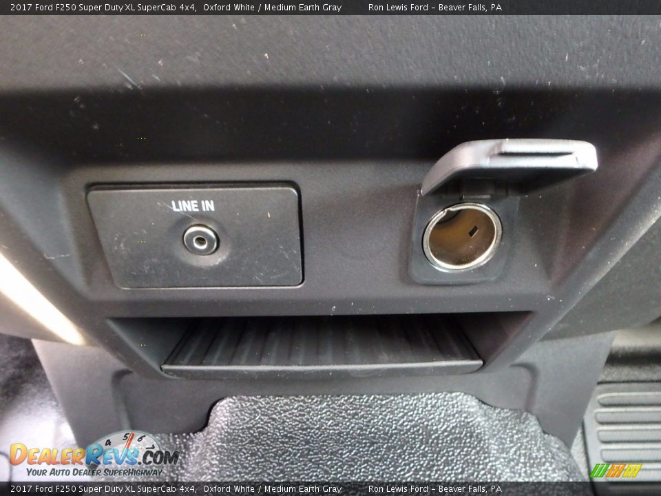 2017 Ford F250 Super Duty XL SuperCab 4x4 Oxford White / Medium Earth Gray Photo #20