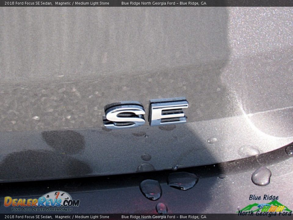 2018 Ford Focus SE Sedan Magnetic / Medium Light Stone Photo #33