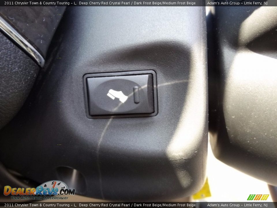 2011 Chrysler Town & Country Touring - L Deep Cherry Red Crystal Pearl / Dark Frost Beige/Medium Frost Beige Photo #18