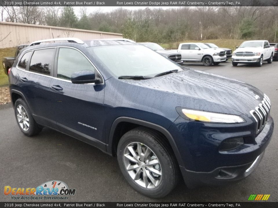 Front 3/4 View of 2018 Jeep Cherokee Limited 4x4 Photo #7