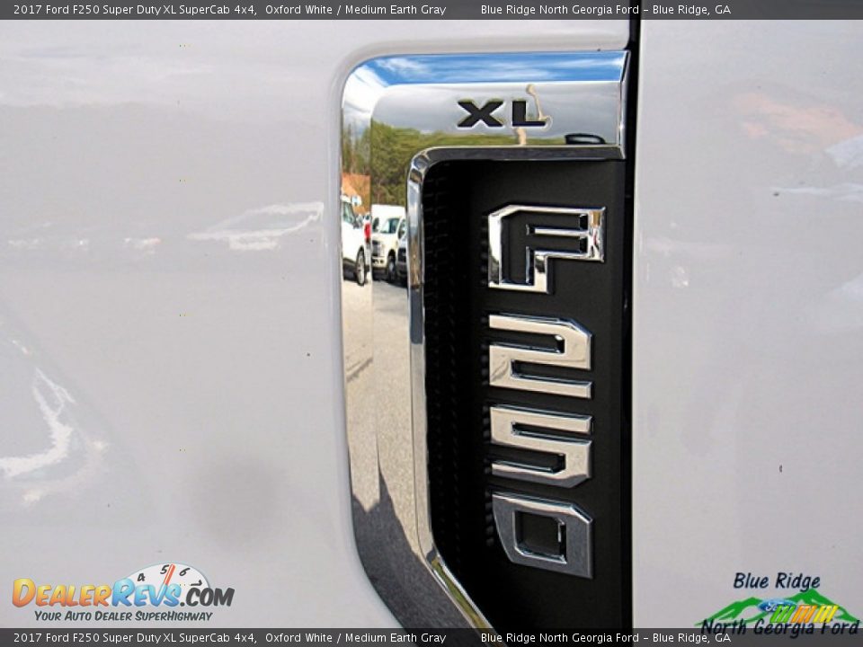 2017 Ford F250 Super Duty XL SuperCab 4x4 Oxford White / Medium Earth Gray Photo #33