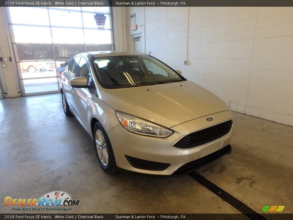 2018 Ford Focus SE Hatch White Gold / Charcoal Black Photo #1