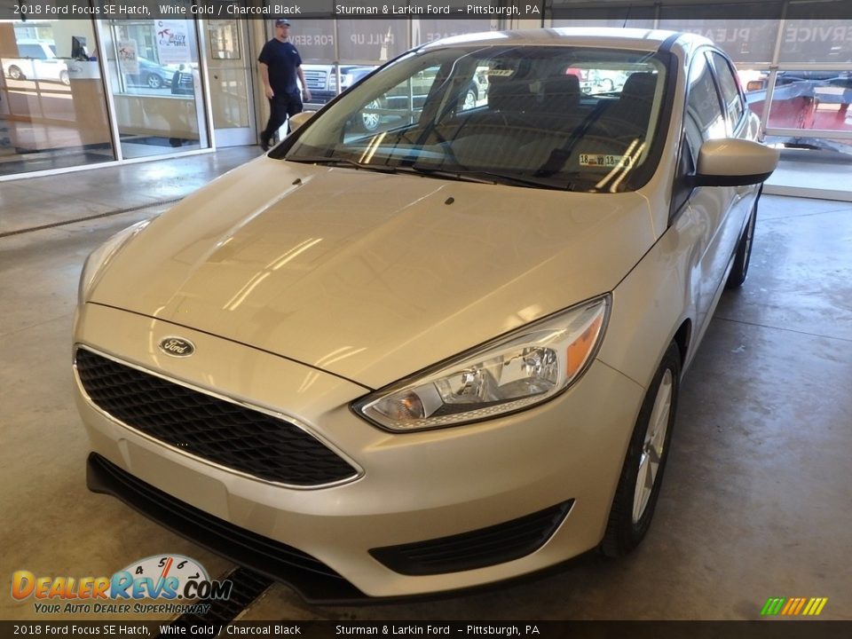 2018 Ford Focus SE Hatch White Gold / Charcoal Black Photo #4
