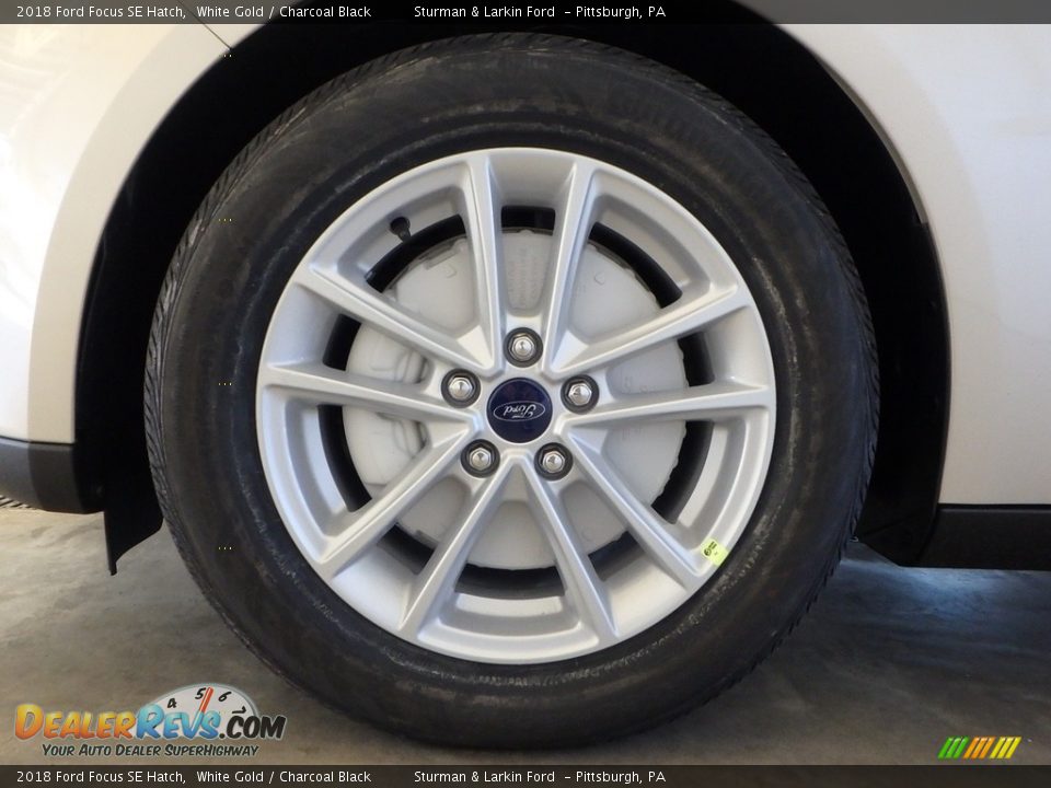 2018 Ford Focus SE Hatch White Gold / Charcoal Black Photo #5