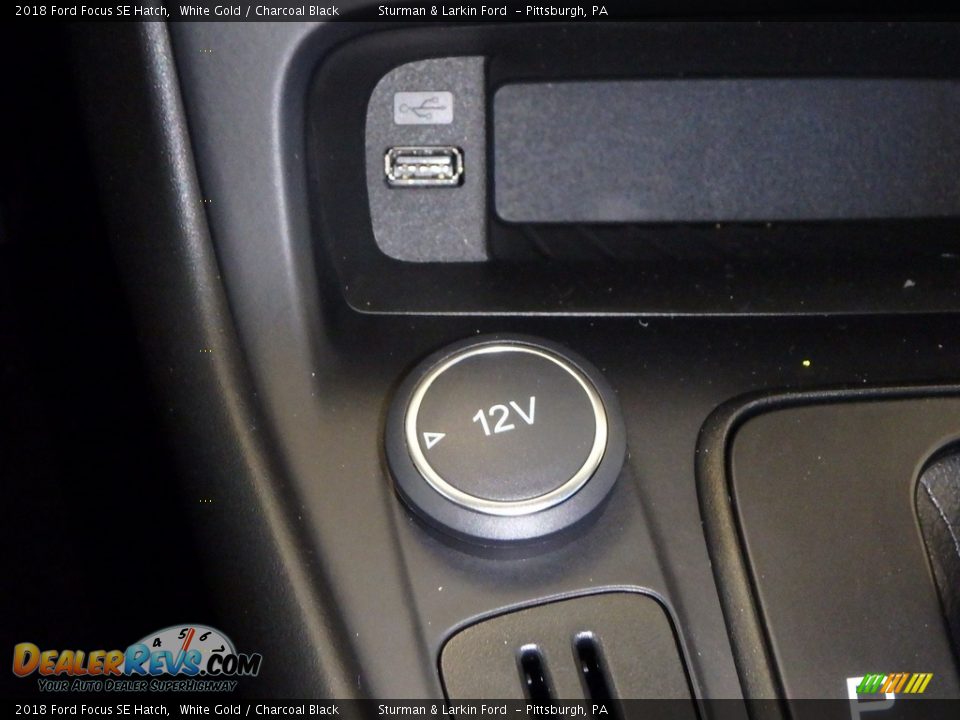 2018 Ford Focus SE Hatch White Gold / Charcoal Black Photo #13