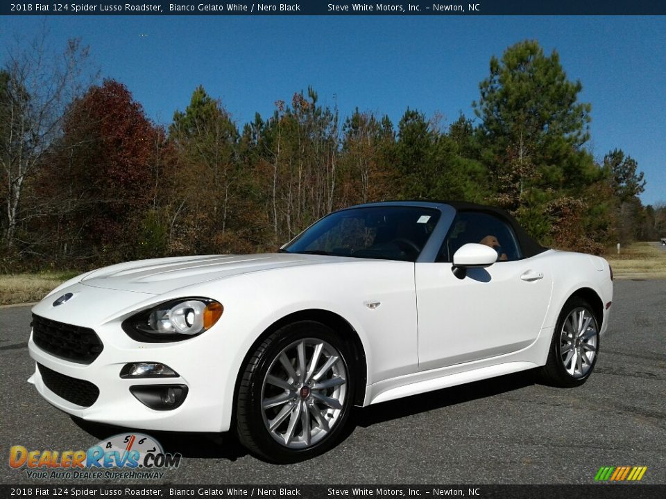 Front 3/4 View of 2018 Fiat 124 Spider Lusso Roadster Photo #3