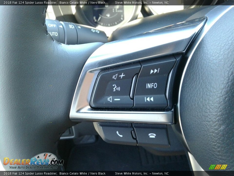 Controls of 2018 Fiat 124 Spider Lusso Roadster Photo #15