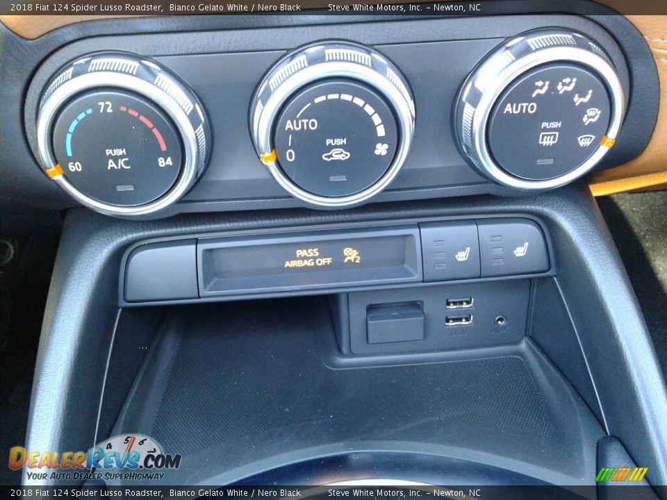 Controls of 2018 Fiat 124 Spider Lusso Roadster Photo #22