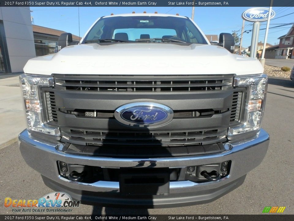 2017 Ford F350 Super Duty XL Regular Cab 4x4 Oxford White / Medium Earth Gray Photo #2