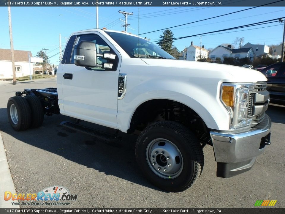 2017 Ford F350 Super Duty XL Regular Cab 4x4 Oxford White / Medium Earth Gray Photo #3