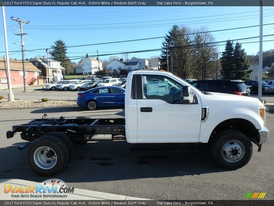 2017 Ford F350 Super Duty XL Regular Cab 4x4 Oxford White / Medium Earth Gray Photo #4