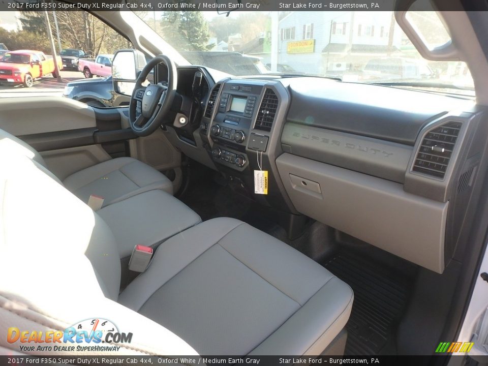 2017 Ford F350 Super Duty XL Regular Cab 4x4 Oxford White / Medium Earth Gray Photo #5