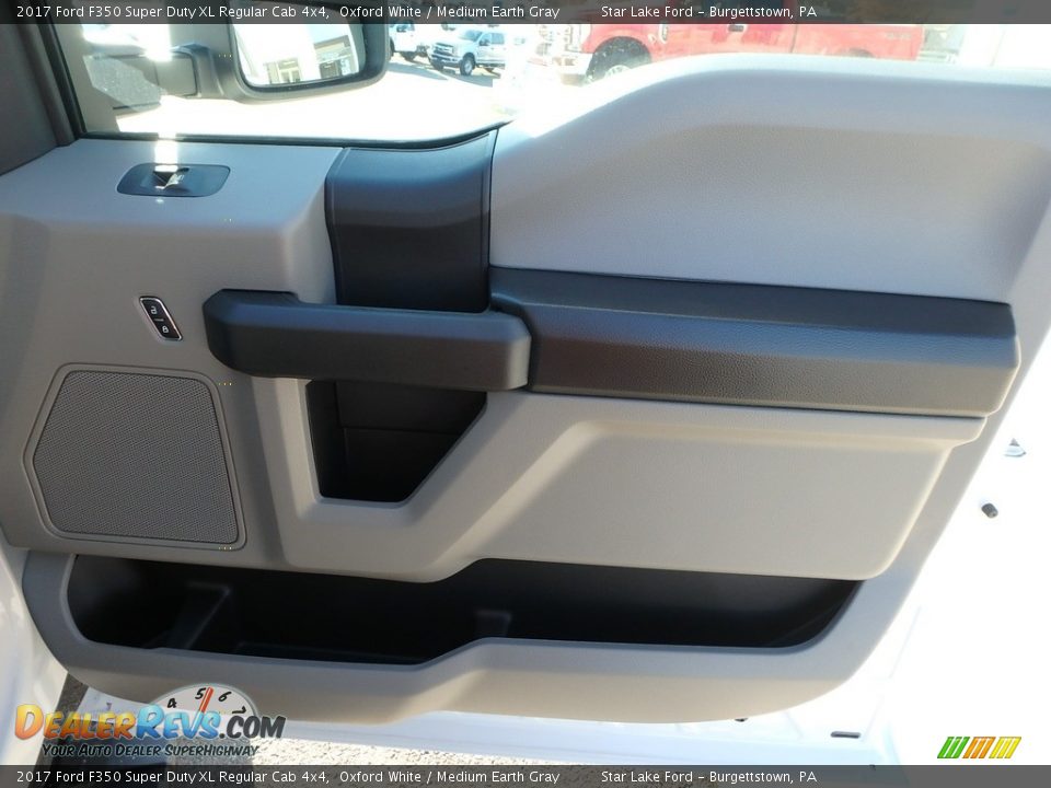 2017 Ford F350 Super Duty XL Regular Cab 4x4 Oxford White / Medium Earth Gray Photo #6
