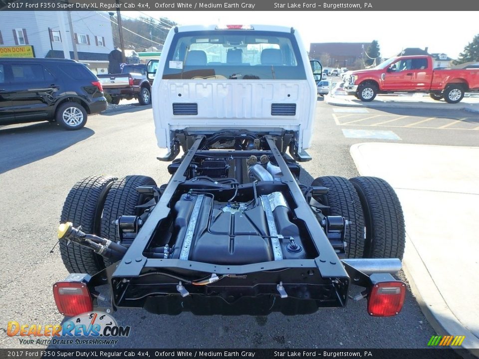 2017 Ford F350 Super Duty XL Regular Cab 4x4 Oxford White / Medium Earth Gray Photo #8