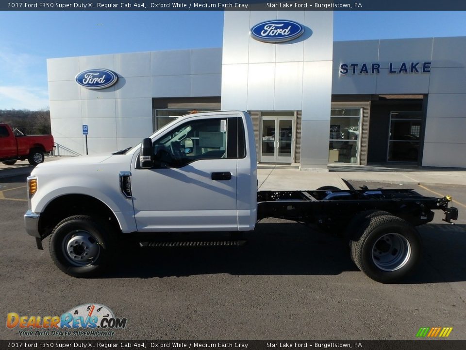 2017 Ford F350 Super Duty XL Regular Cab 4x4 Oxford White / Medium Earth Gray Photo #10