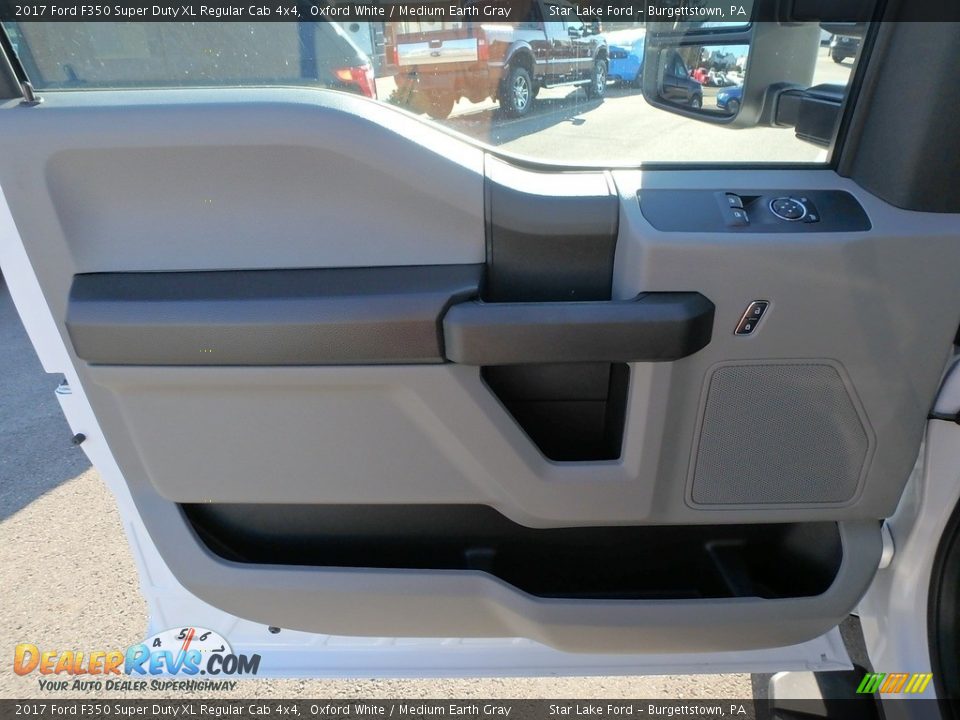 2017 Ford F350 Super Duty XL Regular Cab 4x4 Oxford White / Medium Earth Gray Photo #13