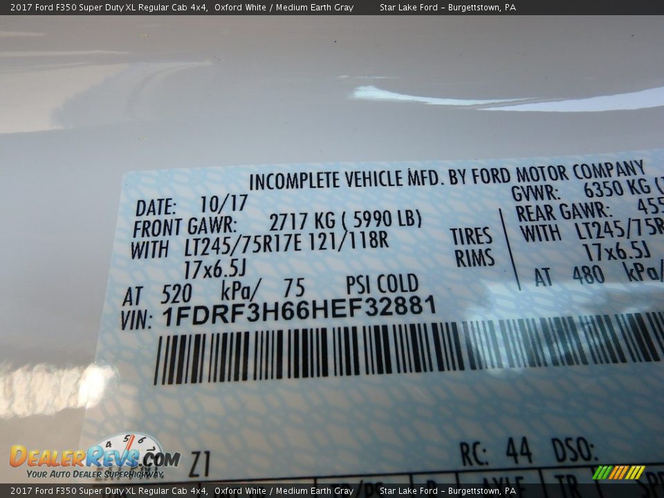 2017 Ford F350 Super Duty XL Regular Cab 4x4 Oxford White / Medium Earth Gray Photo #14