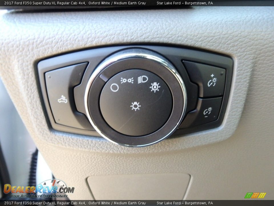 2017 Ford F350 Super Duty XL Regular Cab 4x4 Oxford White / Medium Earth Gray Photo #15