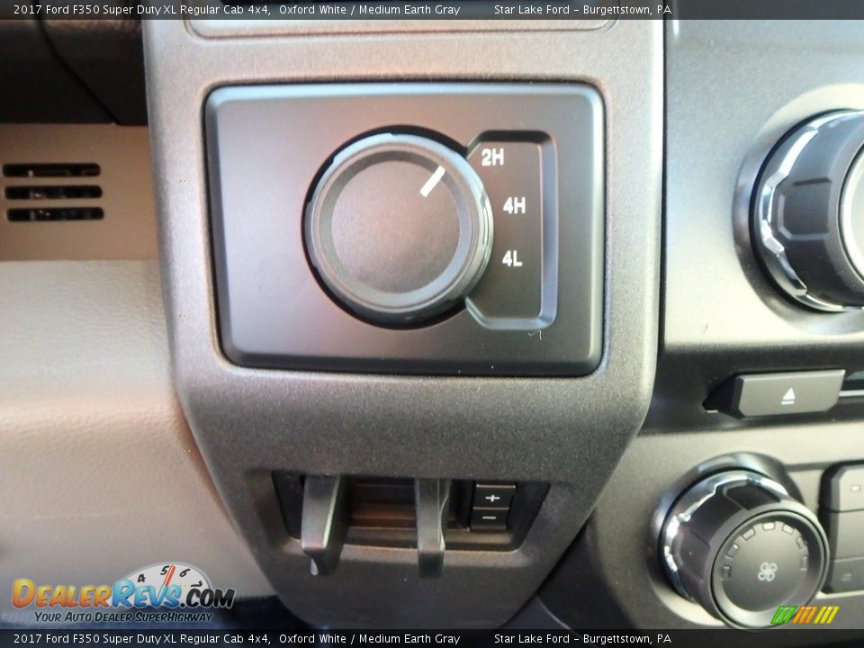2017 Ford F350 Super Duty XL Regular Cab 4x4 Oxford White / Medium Earth Gray Photo #17