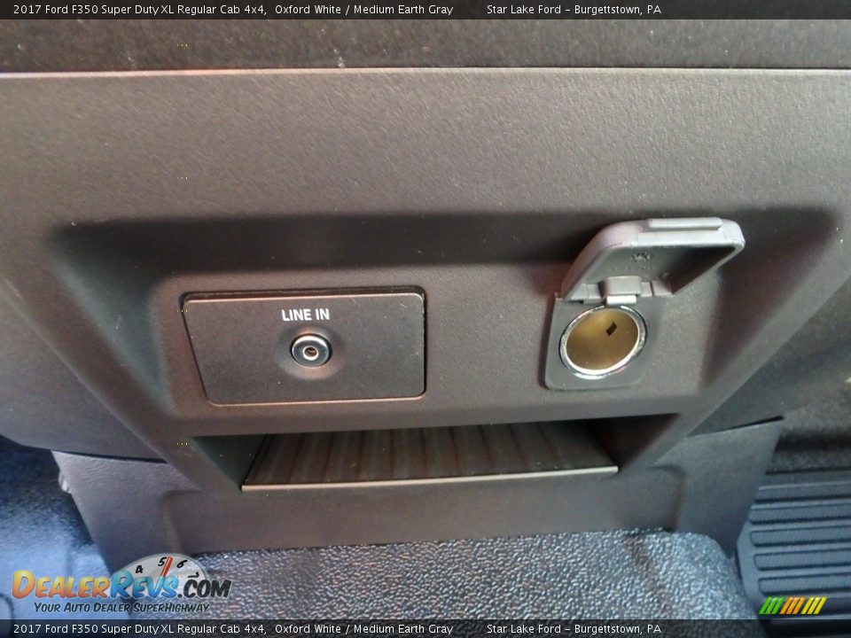 2017 Ford F350 Super Duty XL Regular Cab 4x4 Oxford White / Medium Earth Gray Photo #18