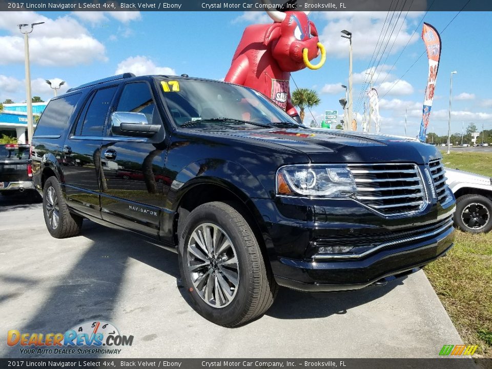 Front 3/4 View of 2017 Lincoln Navigator L Select 4x4 Photo #7