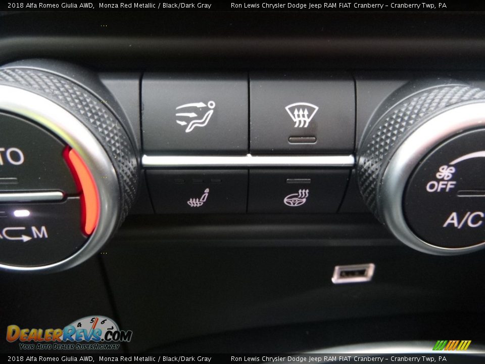 Controls of 2018 Alfa Romeo Giulia AWD Photo #25