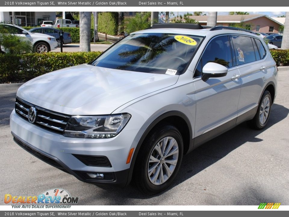 Front 3/4 View of 2018 Volkswagen Tiguan SE Photo #4