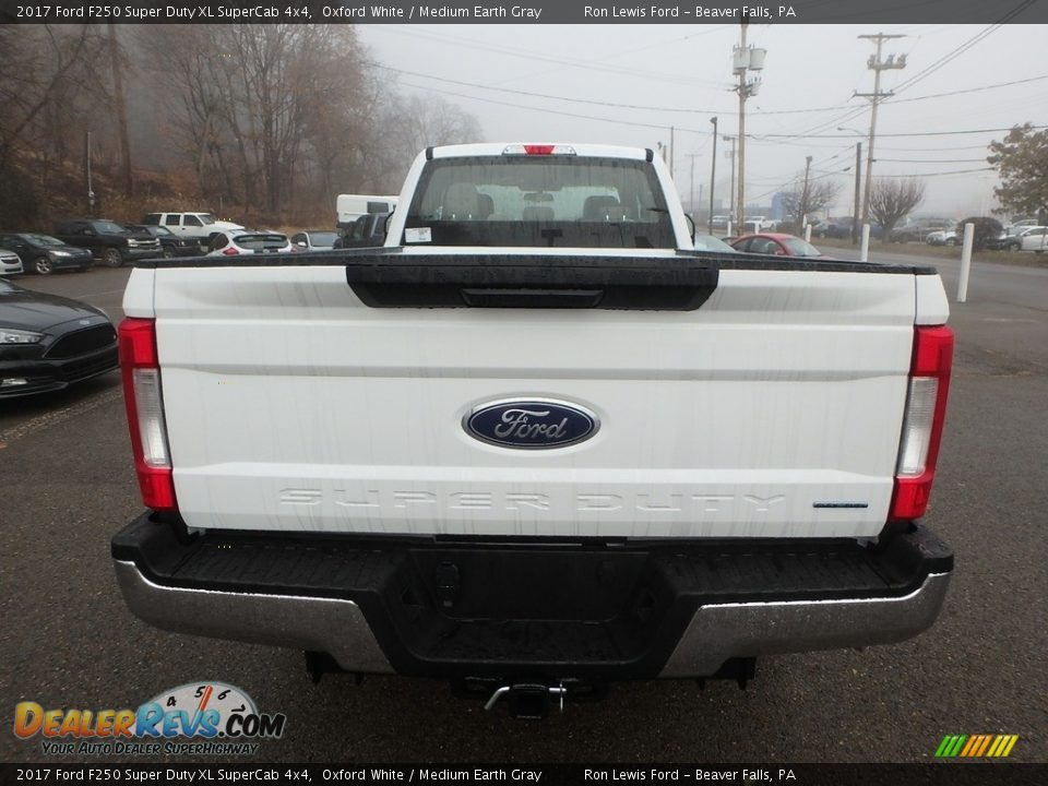 2017 Ford F250 Super Duty XL SuperCab 4x4 Oxford White / Medium Earth Gray Photo #3