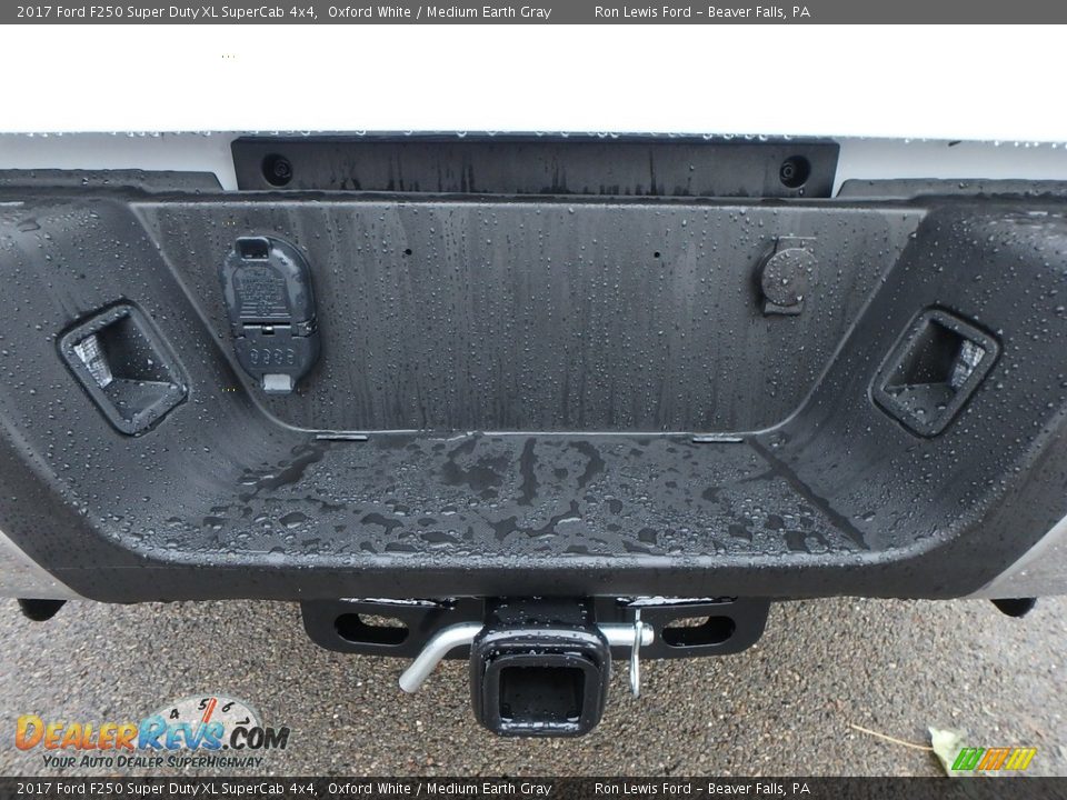 2017 Ford F250 Super Duty XL SuperCab 4x4 Oxford White / Medium Earth Gray Photo #4