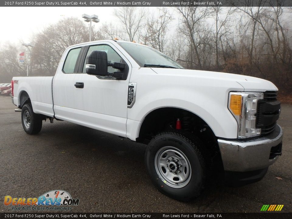 2017 Ford F250 Super Duty XL SuperCab 4x4 Oxford White / Medium Earth Gray Photo #9
