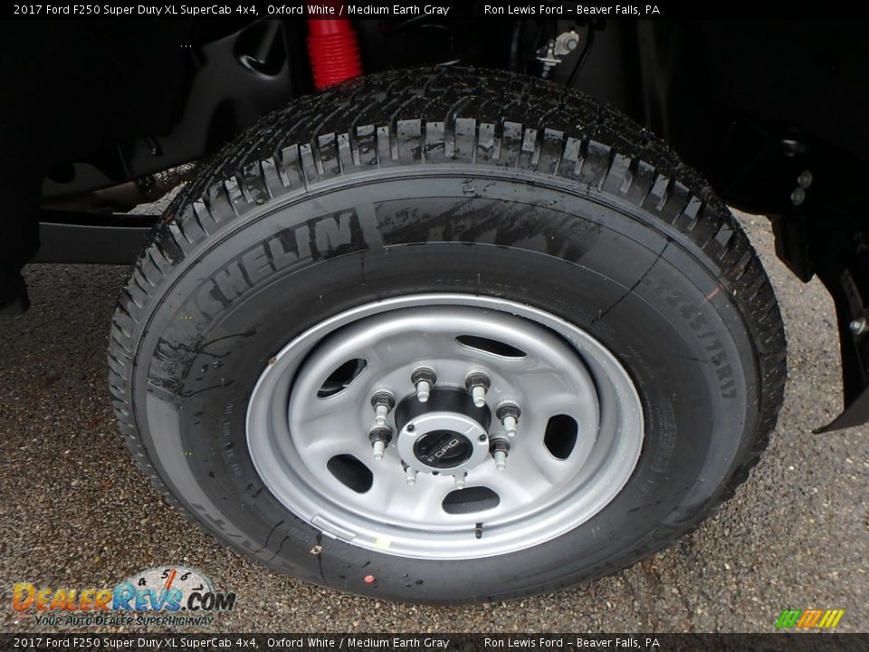 2017 Ford F250 Super Duty XL SuperCab 4x4 Oxford White / Medium Earth Gray Photo #10