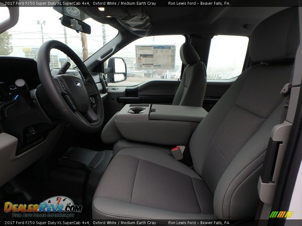 2017 Ford F250 Super Duty XL SuperCab 4x4 Oxford White / Medium Earth Gray Photo #11