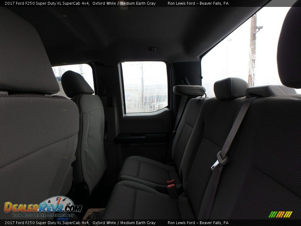 2017 Ford F250 Super Duty XL SuperCab 4x4 Oxford White / Medium Earth Gray Photo #12