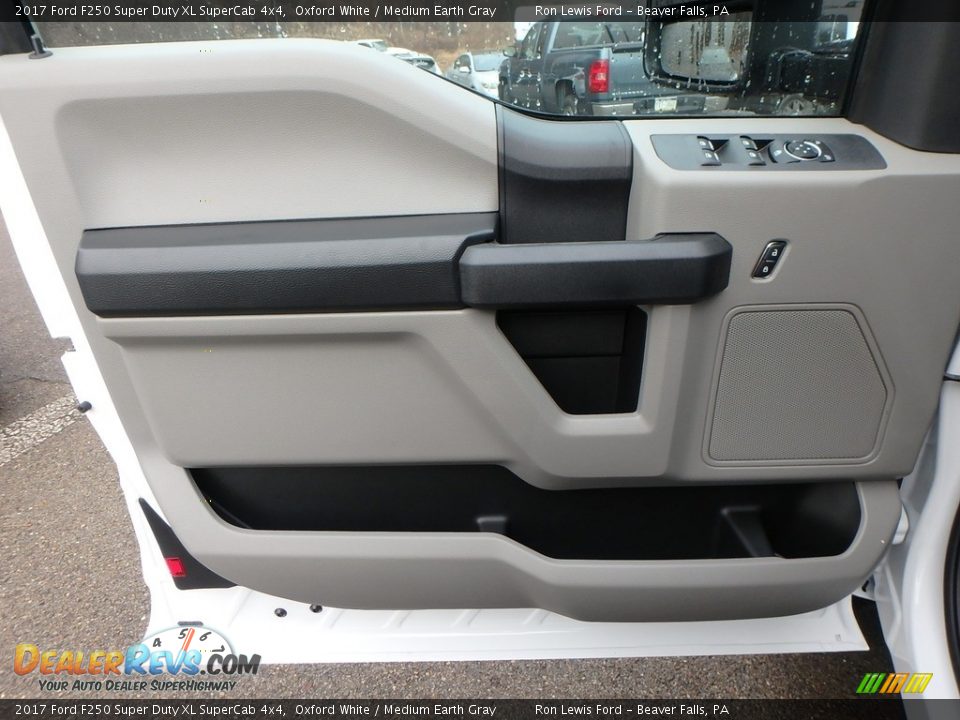 2017 Ford F250 Super Duty XL SuperCab 4x4 Oxford White / Medium Earth Gray Photo #14