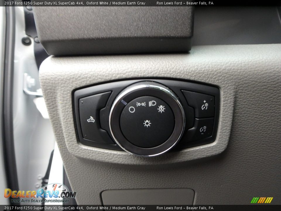 2017 Ford F250 Super Duty XL SuperCab 4x4 Oxford White / Medium Earth Gray Photo #16