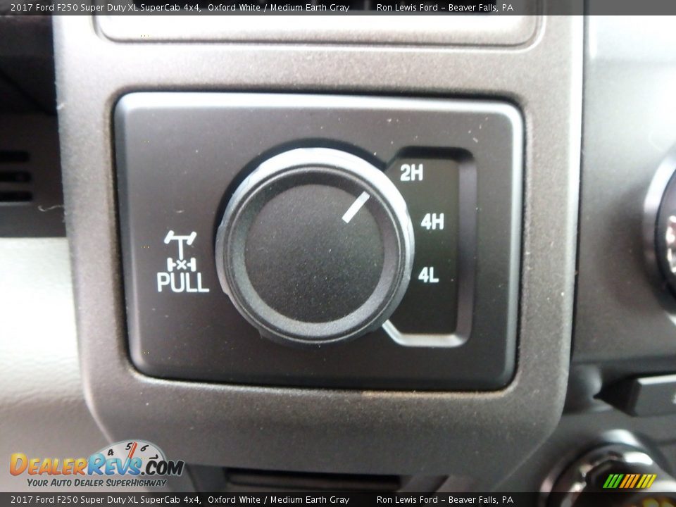2017 Ford F250 Super Duty XL SuperCab 4x4 Oxford White / Medium Earth Gray Photo #18