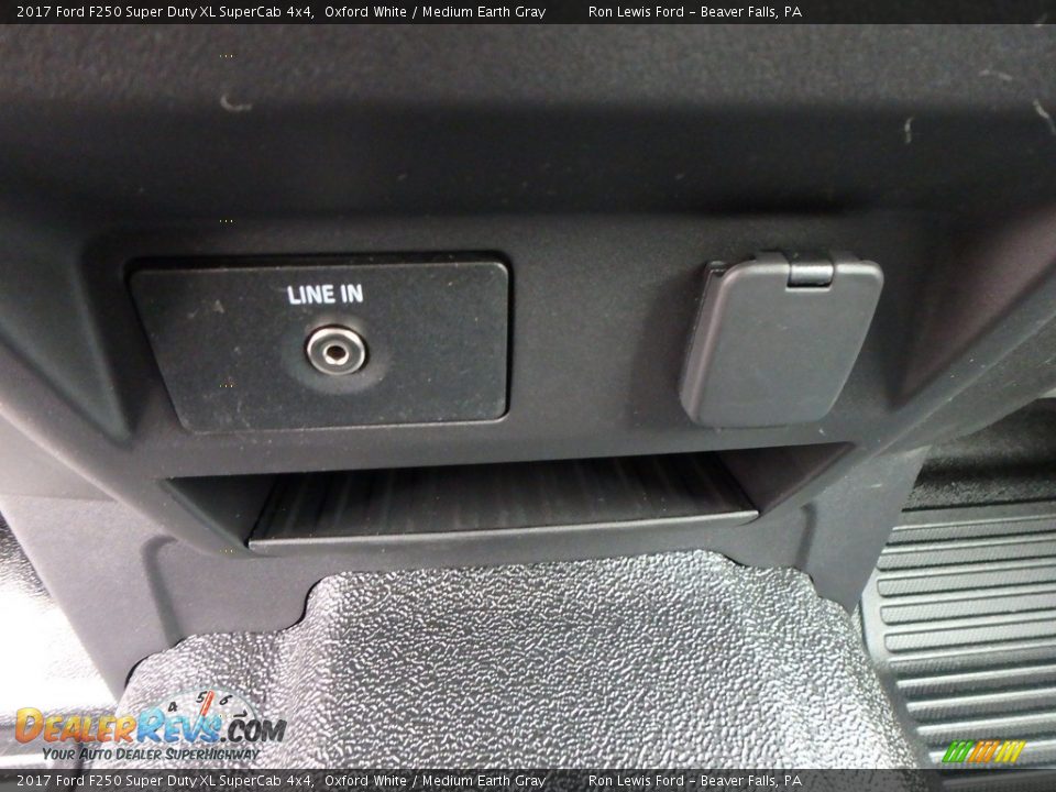 2017 Ford F250 Super Duty XL SuperCab 4x4 Oxford White / Medium Earth Gray Photo #20