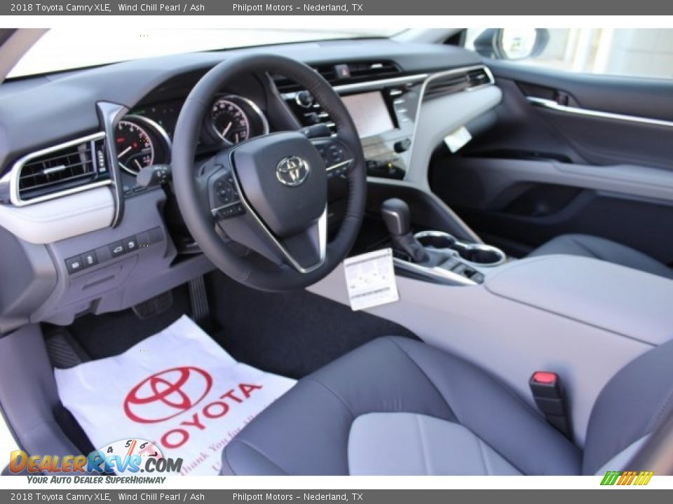 2018 Toyota Camry XLE Wind Chill Pearl / Ash Photo #10