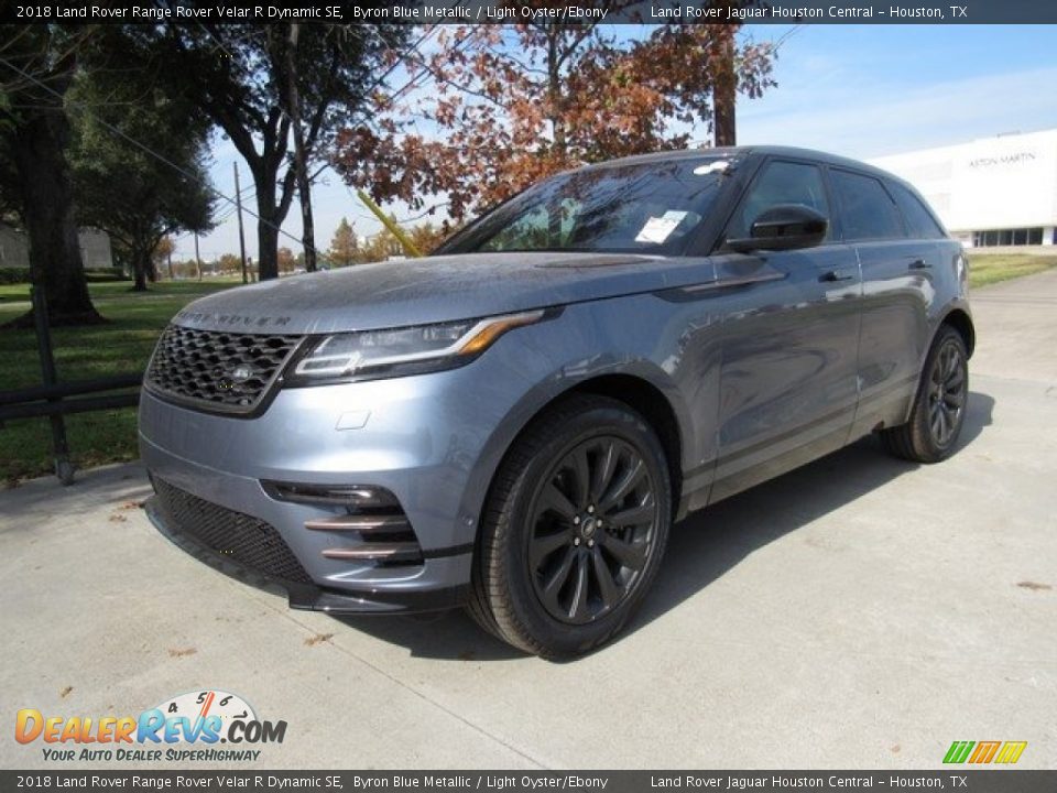 Front 3/4 View of 2018 Land Rover Range Rover Velar R Dynamic SE Photo #10