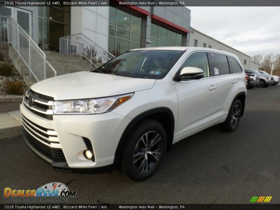Front 3/4 View of 2018 Toyota Highlander LE AWD Photo #5