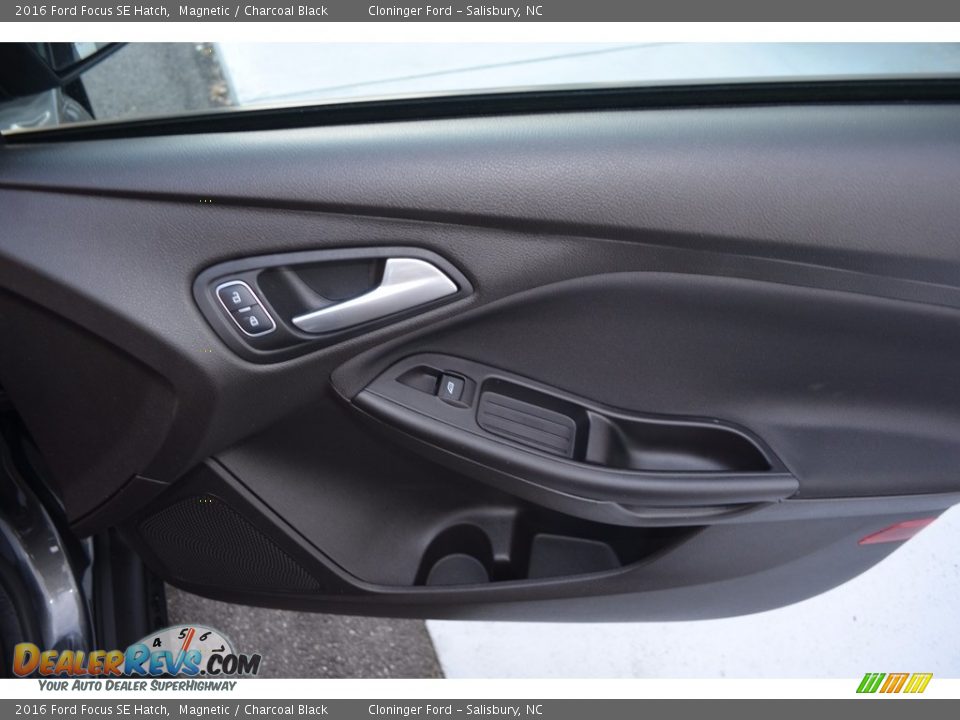 2016 Ford Focus SE Hatch Magnetic / Charcoal Black Photo #14