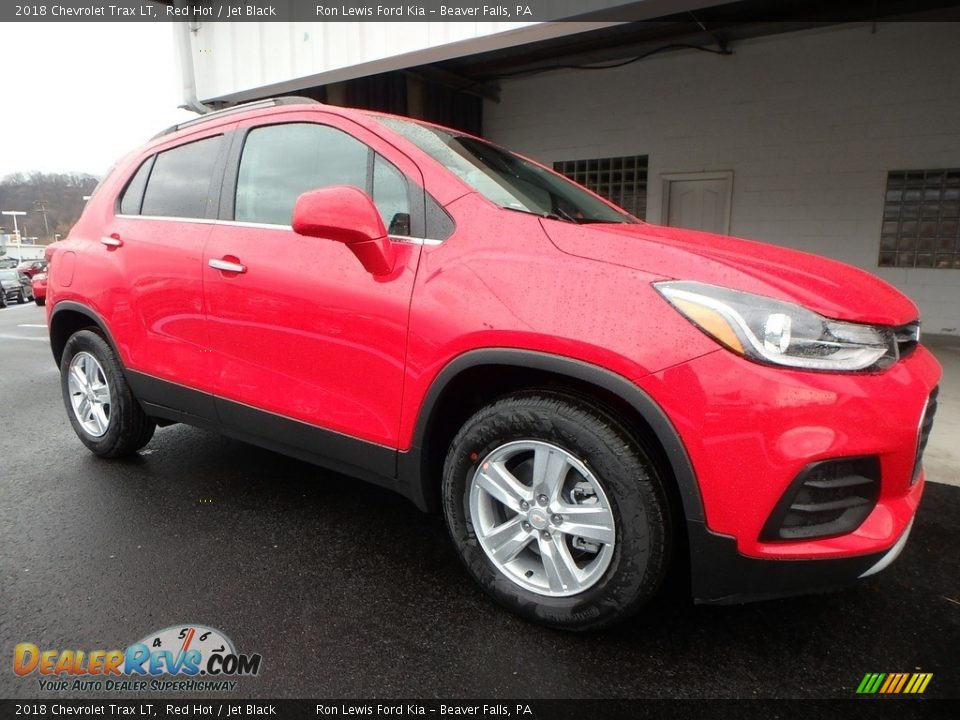 Front 3/4 View of 2018 Chevrolet Trax LT Photo #9
