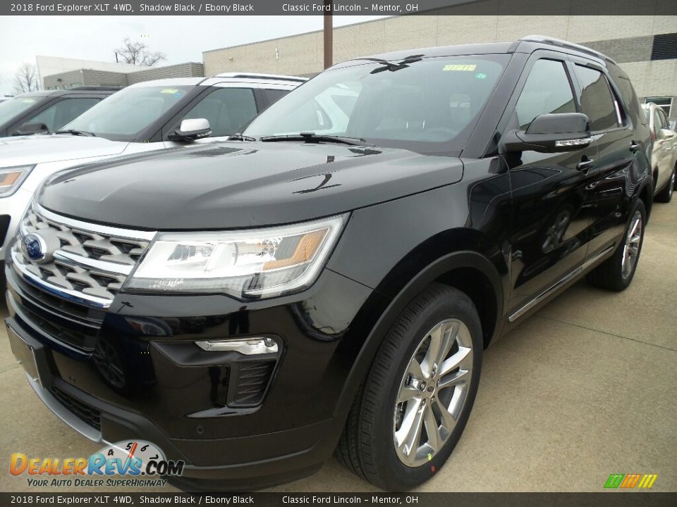 Front 3/4 View of 2018 Ford Explorer XLT 4WD Photo #1