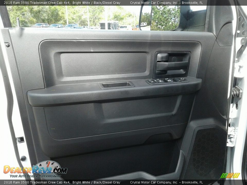 2018 Ram 3500 Tradesman Crew Cab 4x4 Bright White / Black/Diesel Gray Photo #17