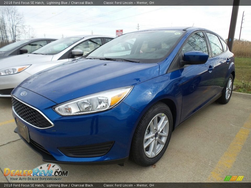 Front 3/4 View of 2018 Ford Focus SE Hatch Photo #1