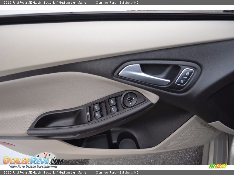 2016 Ford Focus SE Hatch Tectonic / Medium Light Stone Photo #8